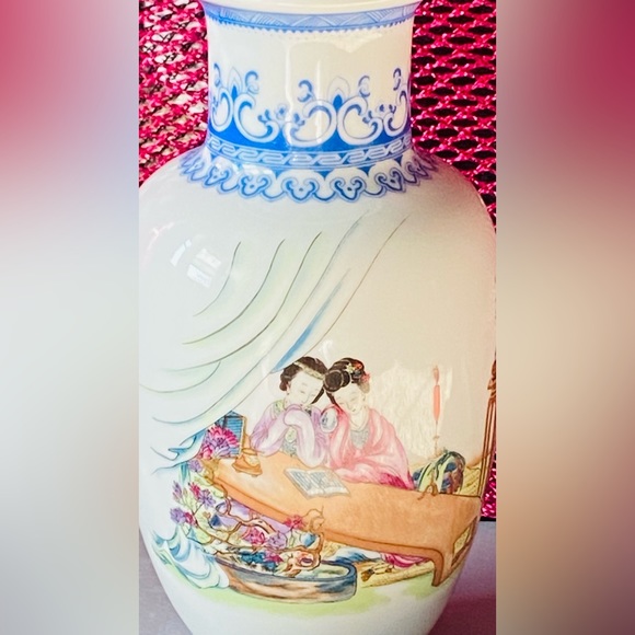 Elegant Vintage Vase- Delicate Hand Painted Art-Excellent Condition-From 1980’s? - Picture 8 of 16